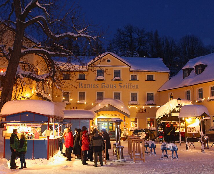 Buntes Haus Seiffen - Hotel Erbgericht in der Weihnachtszeit (Eva Schalling)