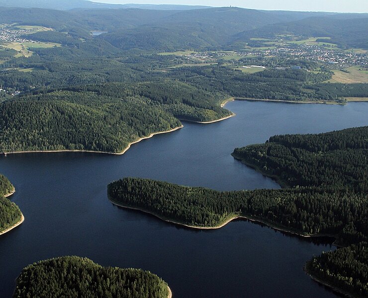 Talsperre Eibenstock, im Hintergrund Stadt Eibenstock und Erzgebirgskamm (Stefan Unger)