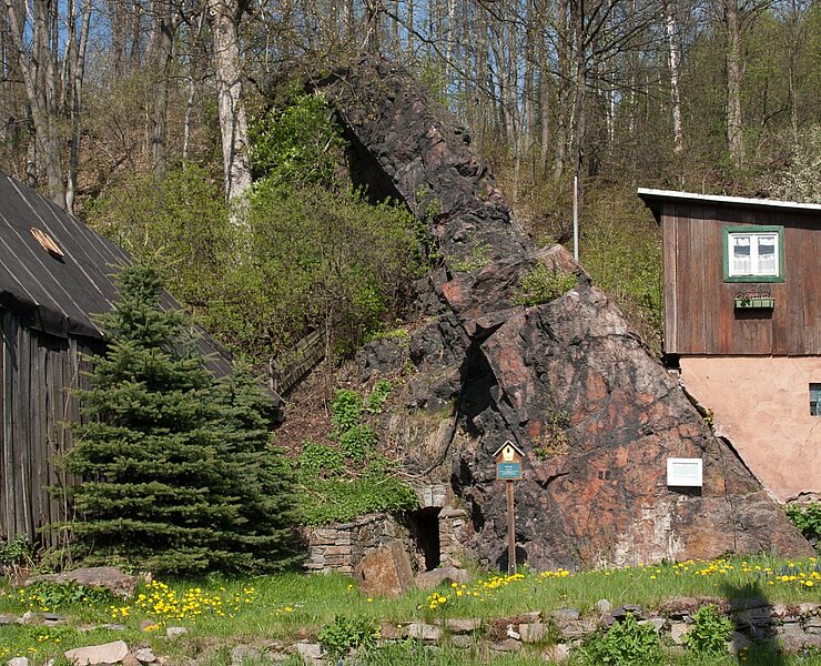 Roter Kamm als heraus gewitterter Gesteinshärtling (WFE GmbH Annaberg-Buchholz)