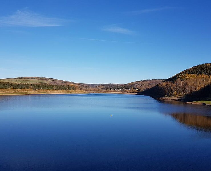 Talsperre Rauschenbach im Herbst (Undine Weise Neuhausen Tourismus)