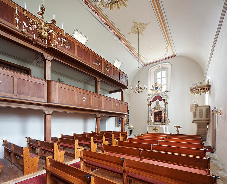 Blick in den Innenraum mit Altar und Kanzel (Peter Eberts)