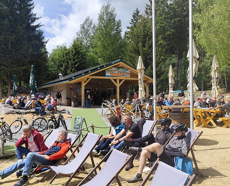 Imbiss mit Biergarten und Liegewiese (Minigolf und Imbiss am Greifenbachstauweiher)