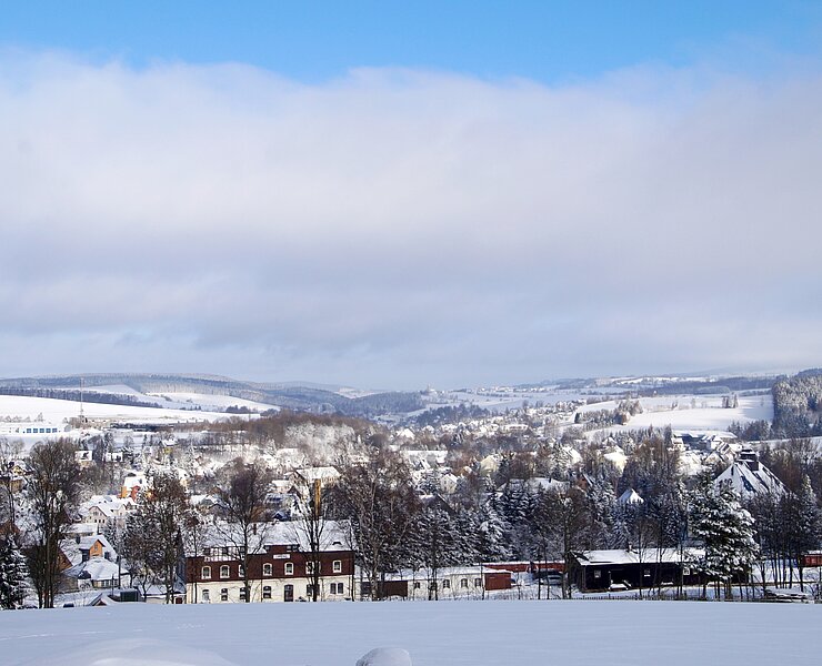 Winterliche Aussicht vom Talsperrenweg zum Bahnhof Cranzahl und in Richtung Annaberg-Buchholz (Yvonne Roth)
