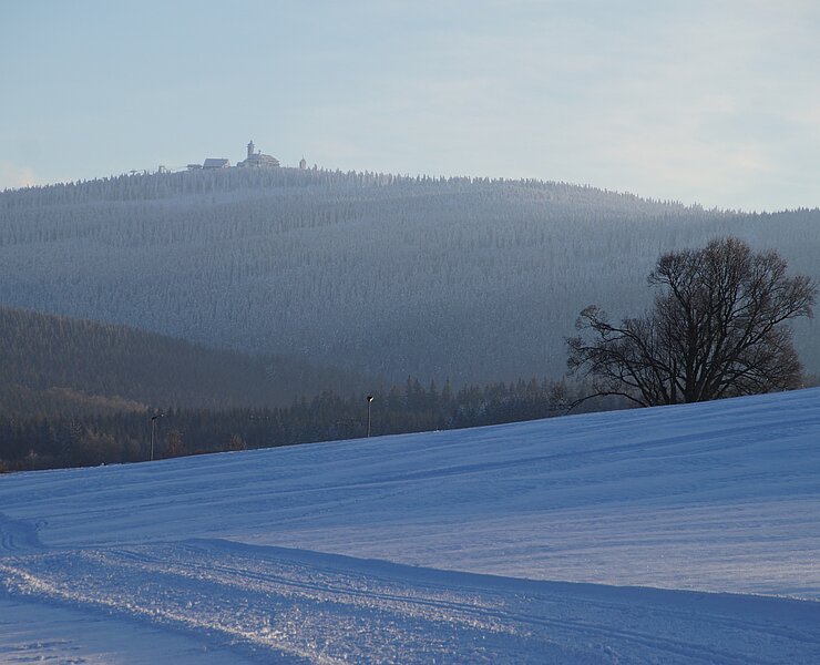 Winterlicher Blick auf den Fichtelberg nahe dem Pfarrweg (Yvonne Roth)