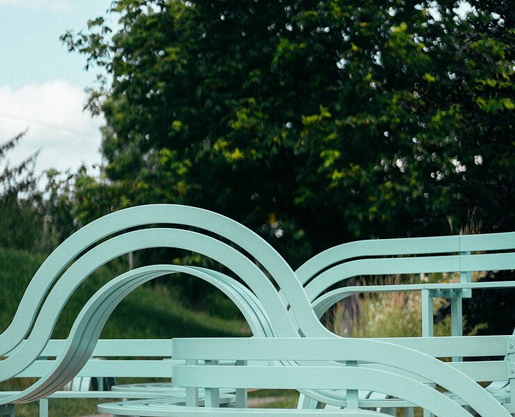 © Jeppe Hein, Modified Social Bench for Jahnsdorf #01, 2024; Courtesy König Galerie, Berlin und 303 Gallery, New York (Ernesto Uhlmann)