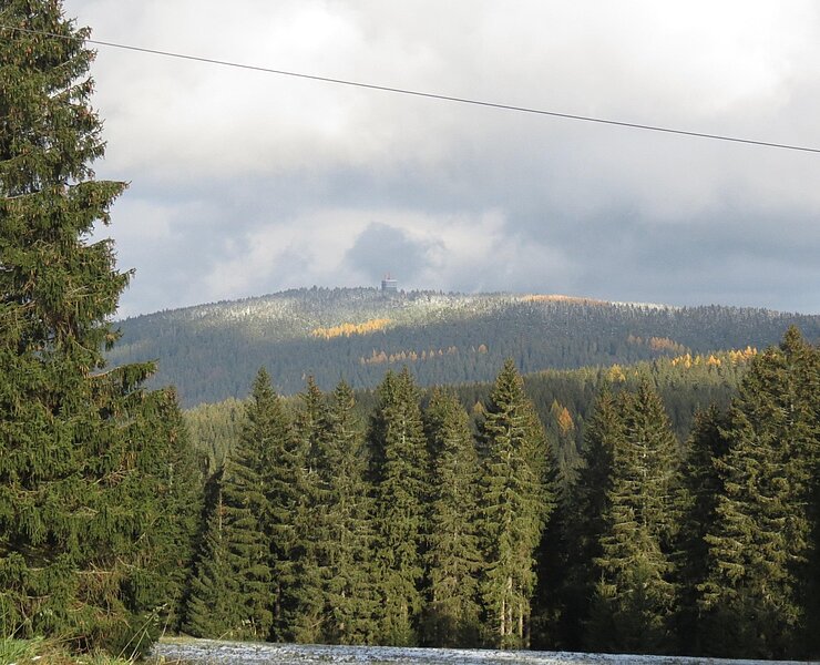 Blick zum Auersberg vom Ortseingang ()