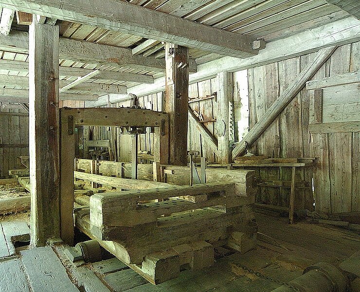 Abbildung einer alten Gattersäge. So könnte das Innere der "Haselmühle" ausgesehen haben. (Stadt Zwönitz)