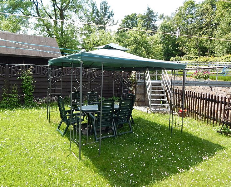 Sitzecke im Garten ()