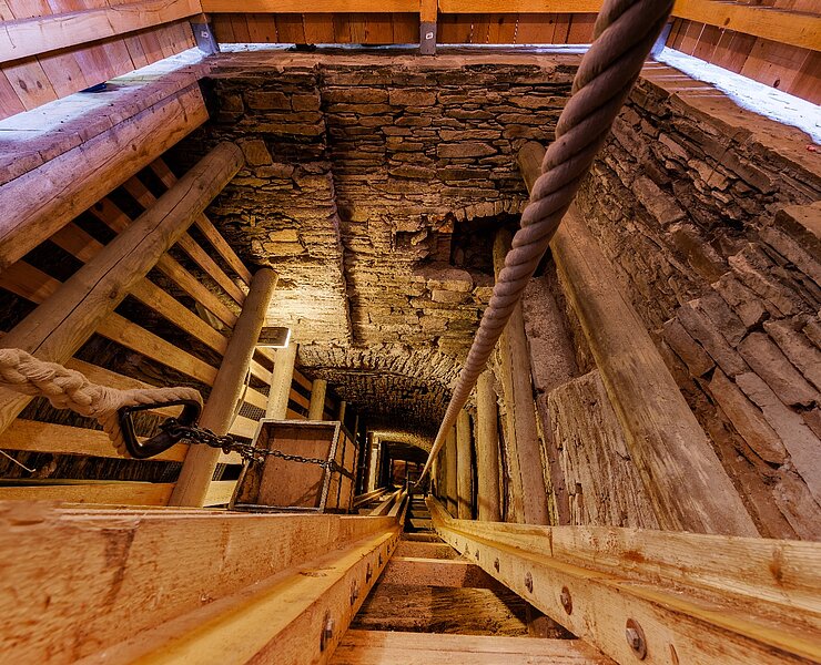 Blick in den Rudolphschacht, der bis ins vergangene Jahrhundert der Förderung von Erzen diente. 2006 wurde der historische Schacht für die Vorführung der einstigen Rohstoffgewinnung ausgebaut. Das Göpelgebäude ist ein Nachbau basierend auf dem historischen Originalbestand des 19. Jahrhunderts. (Pferdegöpel)