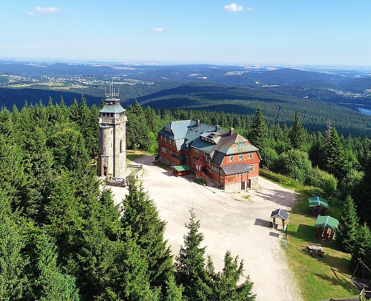 Auersbergplateau mit Turm und Berghotel (J. Leonhardt, Eibenstock)