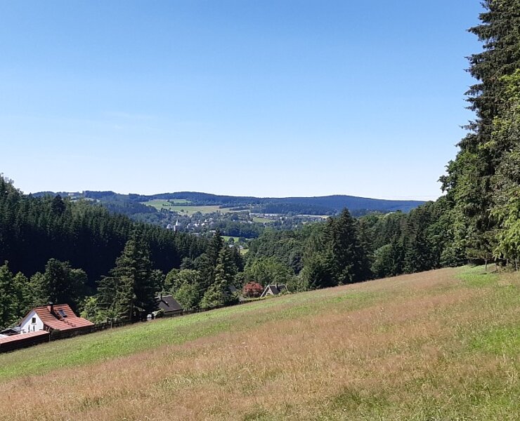 Fröbesteig_Blick auf Schloss und Kirche (Dirk Weißbach | Welterbe, touristische Kooperation und Infrastruktur)