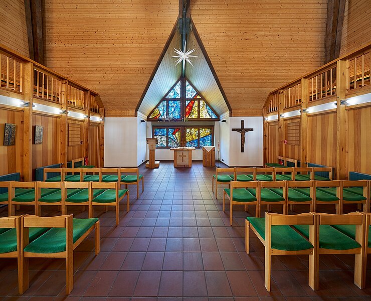 Innenansicht mit Blick auf den Altar (Peter Eberts)