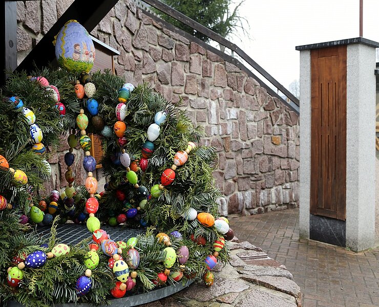 Osterbrunnen an der Mundarturhr in Zwönitz OT Hormersdorf ()
