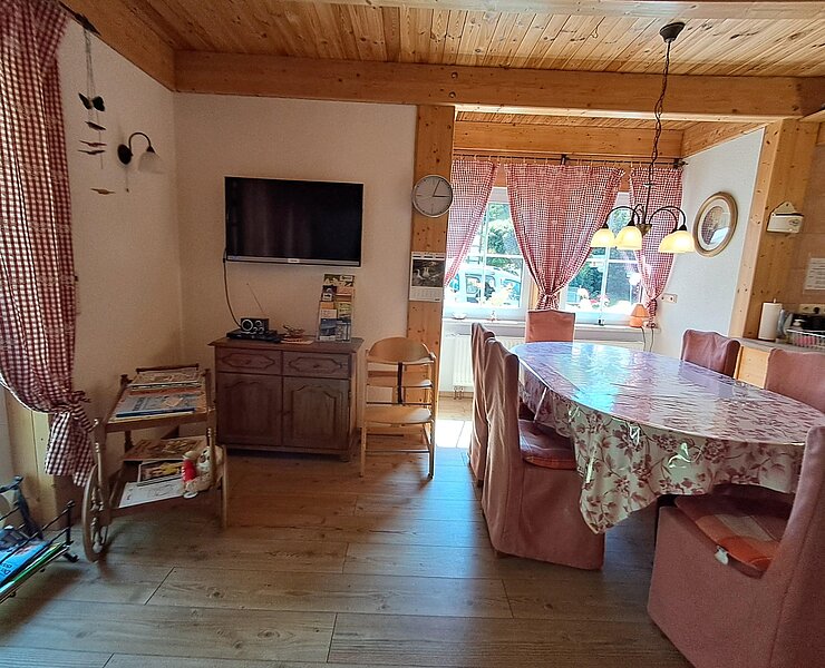 Wohnzimmer mit Eßbereich ()