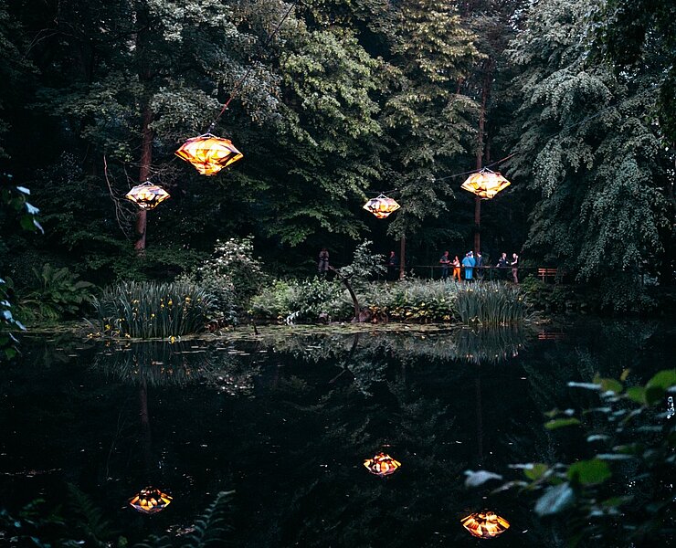 Beleuchtete Purple-Path Kunstinstallation "Color Floating" von Nevin Aladag über dem Austelteich in Zwönitz (Nevin Aladağ_Color Floating_2023_Courtesy_WENTRUP_Berlin_Foto_Ernesto Uhlmann)