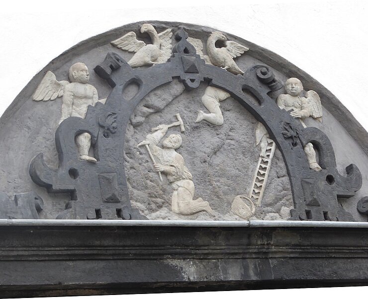 Verwaltungssitz Lauenstein - Darstellung eines stilisierten Grubenbaus am Tor zum Schlosseingang (M. Voigt)