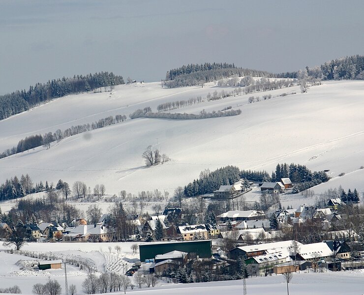 Blick auf den Habichtsberg mit seiner Schutzhütte (Gemeinde Sehmatal)