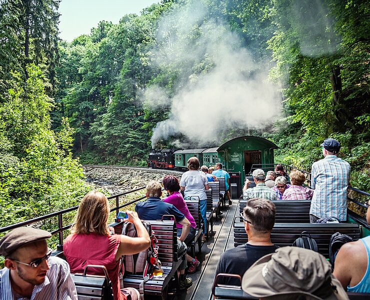 Gäste im offenen Waggon der Weißeritztalbahn (Lars Neumann)