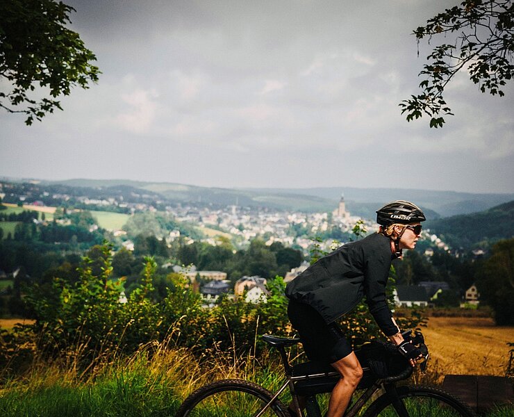Gravelbike Türmertour Westerzgebirge - Blick auf Schneeberg (Tourismusverband Erzgebirge e.V. /Dan Zoubek)