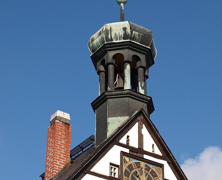 Große Schlaguhr an der Hüttenschänke in der Saigerhütte (Matthias Drechsel)