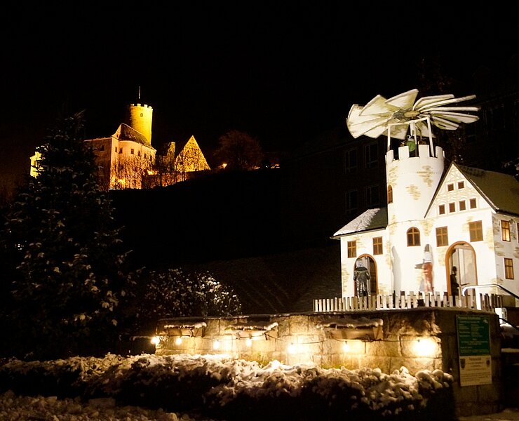 Weihnachtspyramide in Scharfenstein mit Burg Scharfenstein im Hintergrund (Corinna Bergelt)