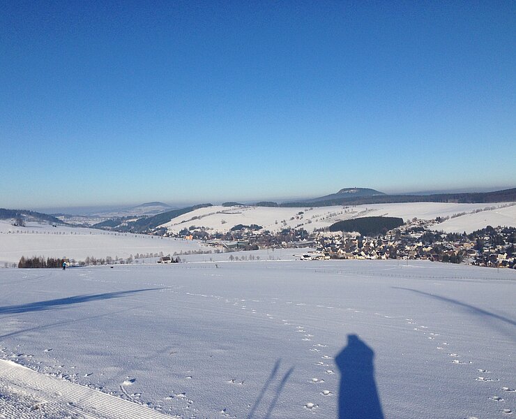 Der winterliche Blick vom Paulusberg über das Sehmatal zum Bärenstein und Pöhlberg (Gemeinde Sehmatal)