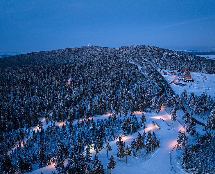 Skilanglauf in der Sparkassen Skiarena Oberwiesenthal - Nachtloipe - Blick zum Fichtelberg (Studio2Media)