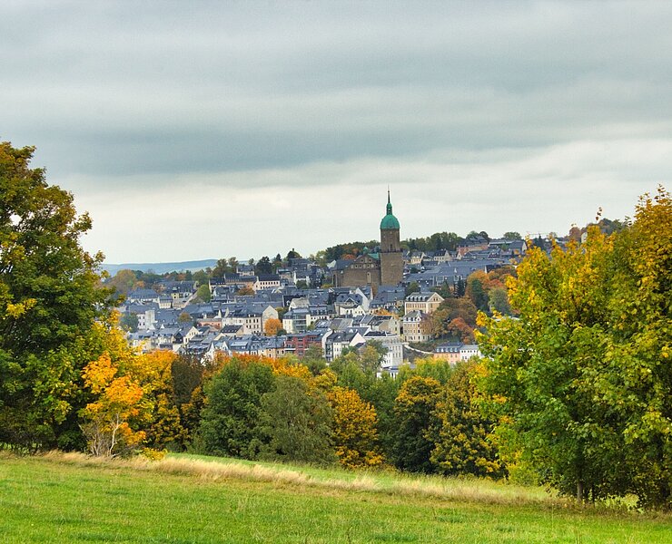 die imposante Annenkirche ragt aus dem Stadtbild von Annaberg-Buchholz heraus ()