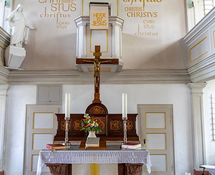 Altar aus Rochlitzer Porphyrtuff der St. Pankratiuskirche Wiederau (Bastian Rakow)