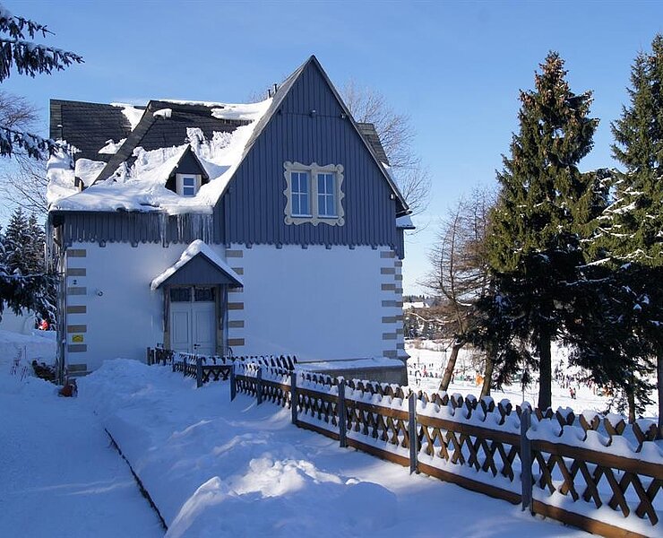 Die Villa im Winter ()