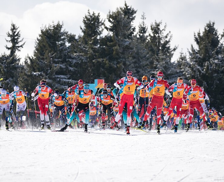 Massenstart in der Sparkassen-Skiarena (Marko Unger)