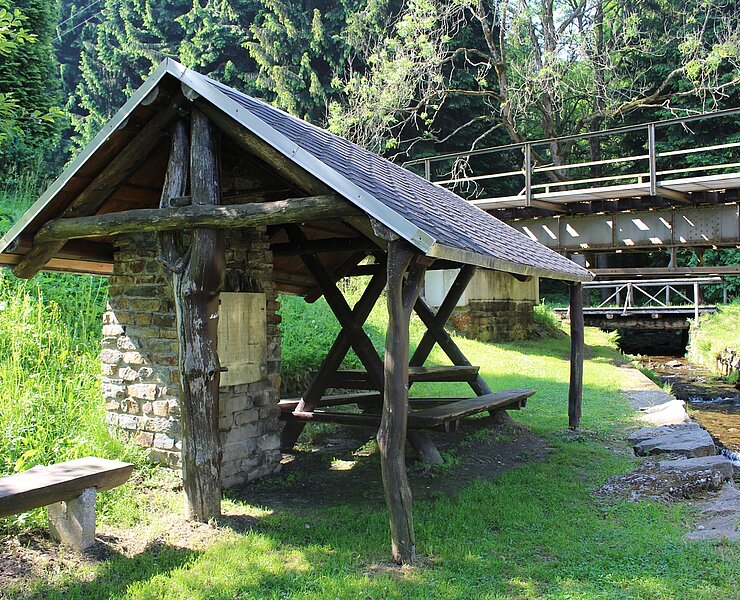 Überdachter Rastplatz mit Grill an der Vierenstraße im OT Neudorf (Katja Steigerwald)