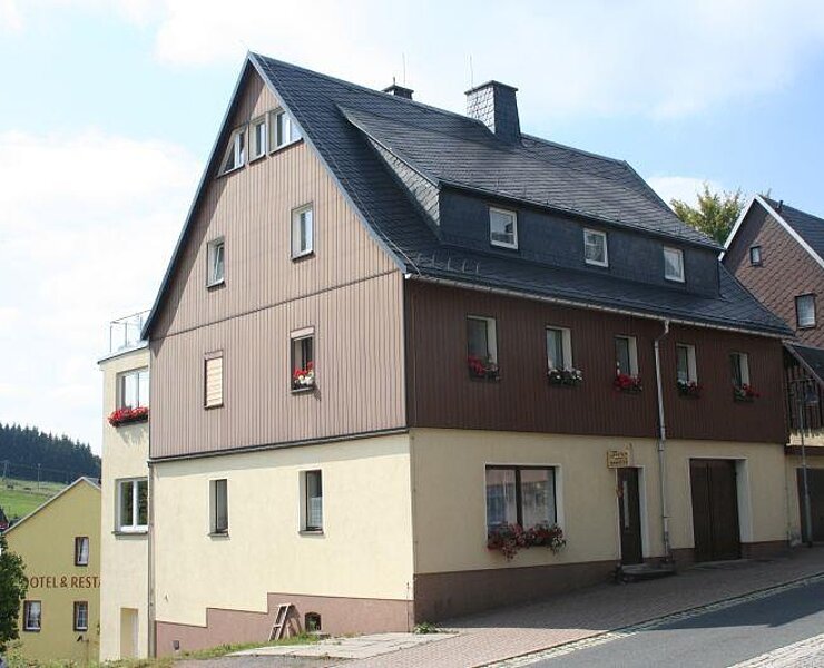 Außenansicht im Sommer ()