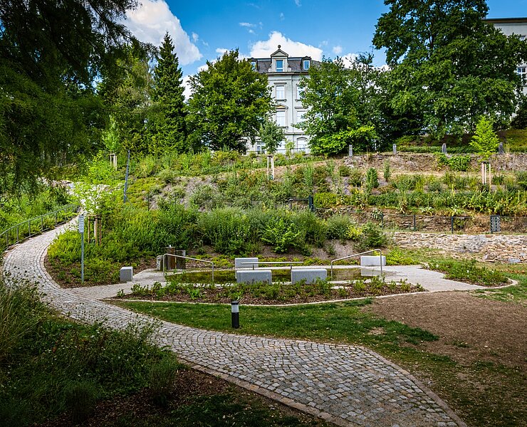 Seminargarten mit Pflanzen und Sitzmöglichkeiten (Stadt Zschopau Schloss Wildeck)