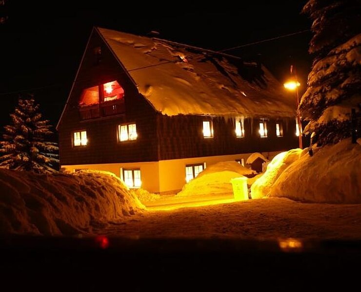 Hausansicht im Winter ()