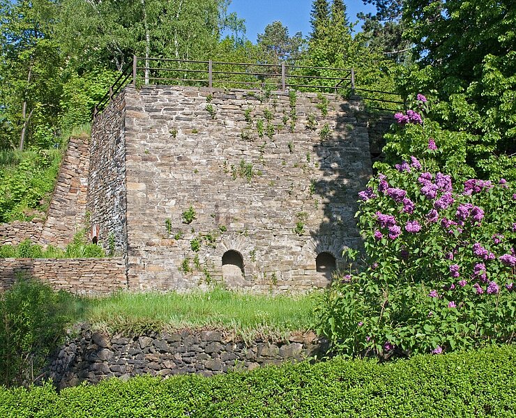 Bergbaulandschaft Zug / Beschert-Glück Fundgrube - Halde mit Mauerungen und Erzrollen (WFE GmbH Annaberg-Buchholz)