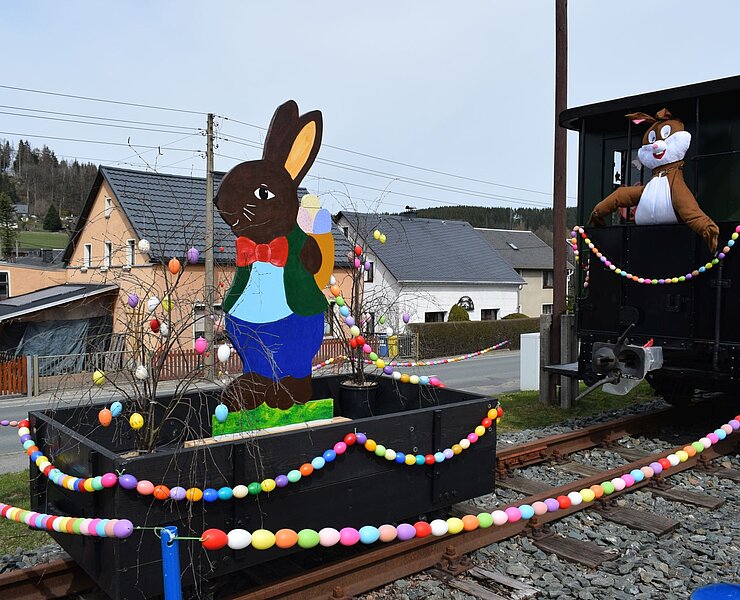 Osterhase im Packwagen am ehemaligen Bahnhof Herold (Vanessa Schüppel)