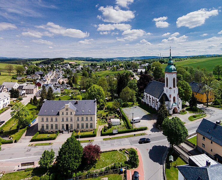 Blick auf die Grundschule und die Heilandskirche Lauterbach (360grad-team)