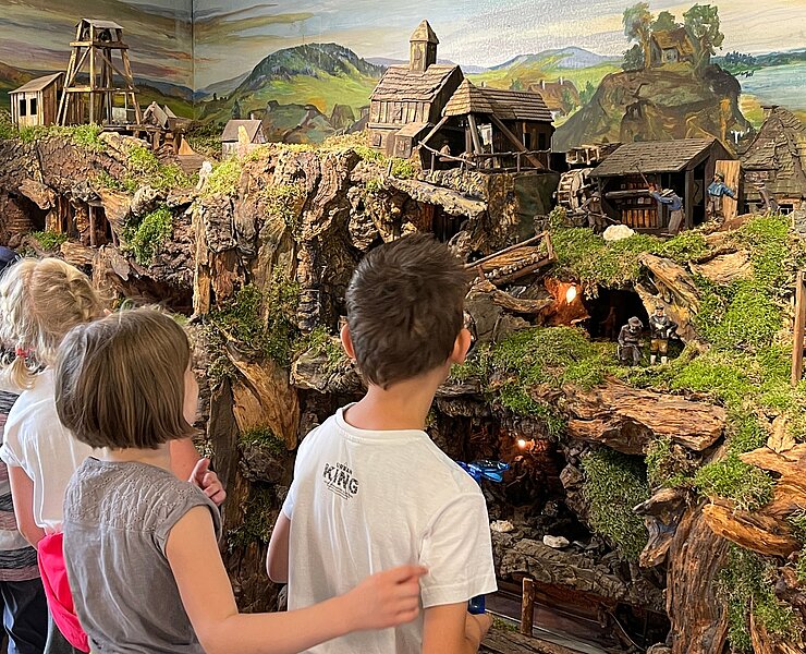 Ein Highlight der örtlichen Bergbauszenerie ist der Heimatberg. Dieser zeigt anschaulich Szenen zur Bergbauförderung in den verschiedenen Zeitaltern mit liebevoll geschnitzten Figuren. (Pferdegöpel)