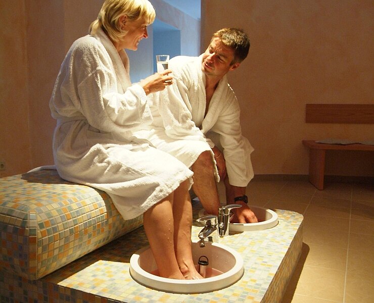 Entspannendes Fußbad in der Wiesenbader Thermal-Kräuter-Wellness (Stefan Hopf)