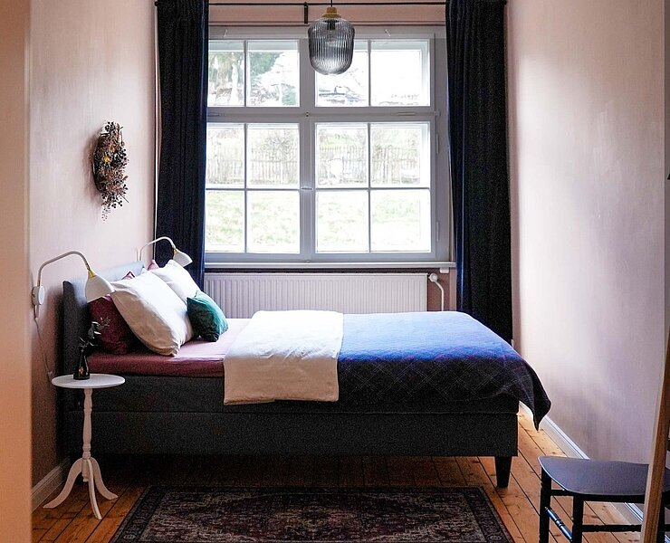 Schlafzimmer mit Queen-Size-Bett ()