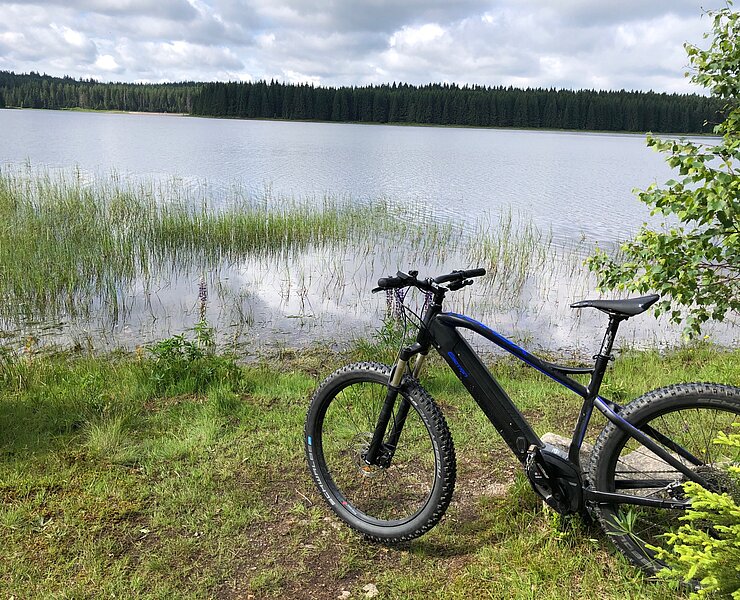 Rast am Stausee der Talsperre Carlsfeld (Matthias Kleinke, Erzgebirge Erfahren)