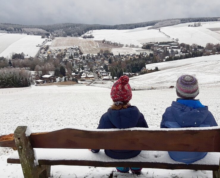 Winterliche Aussicht vom Panoramaweg auf den OT Neudorf (CS)