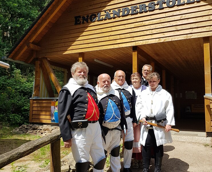 Die Kirchberger Bergbrüder vor der Schutzhütte am Engländerstolln (Stadt Kirchberg)