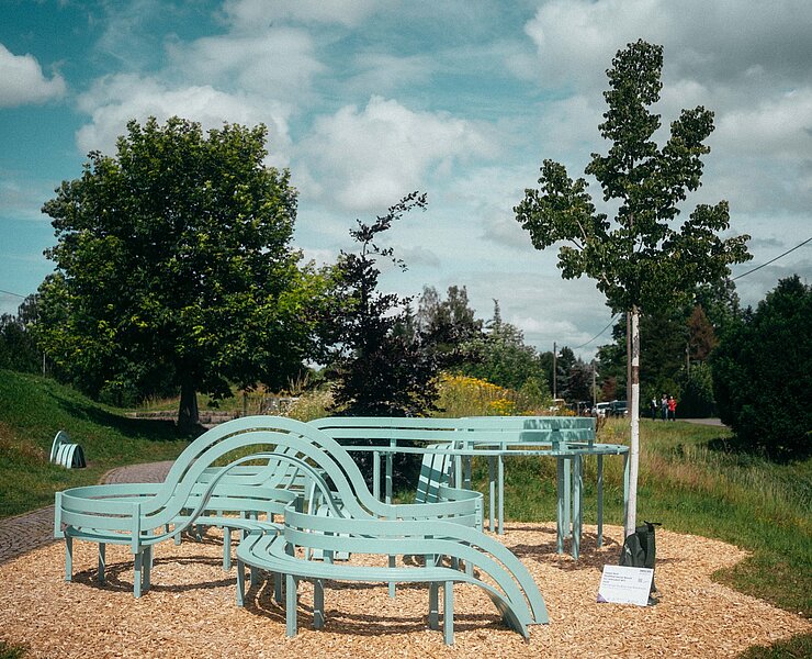 © Jeppe Hein, Modified Social Bench for Jahnsdorf #01, 2024; Courtesy König Galerie, Berlin und 303 Gallery, New York (Ernesto Uhlmann)