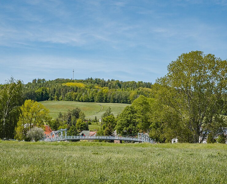 Sörnziger Hängebrücke mit Rochlitzer Berg im Hintergrund (Bastian Rakow)