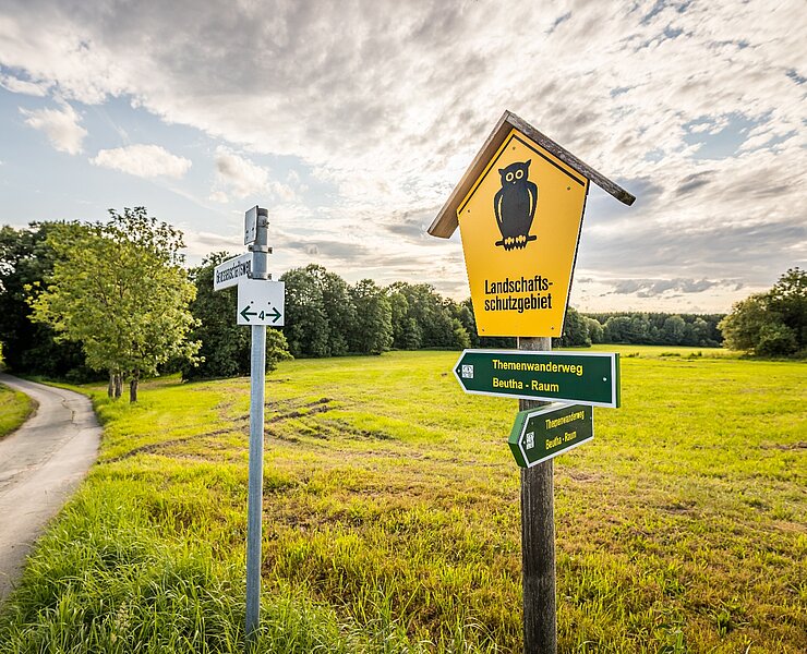 Wegweiser in idyllischer Landschaft zwischen Beutha und Raum (Fresia Photography)