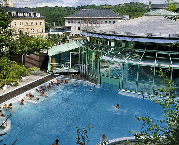 Blick auf das Aussenbecken der Therme Miriquidi (D. Knoblauch, kreissldesign)