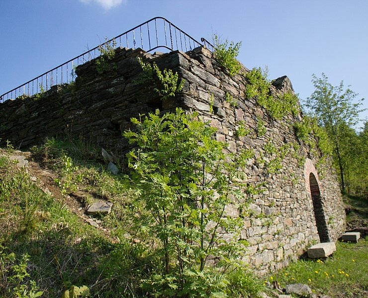 Ruine Morgenröther Scheidebank mit Abzugsmundloch des Erzbunkers (WFE GmbH Annaberg-Buchholz)