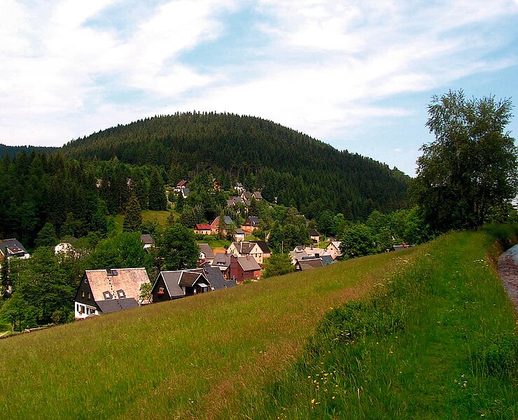 Wildenthal (Ortsteil von Eibenstock); im Hintergrund der Ellbogen (899 m) ()